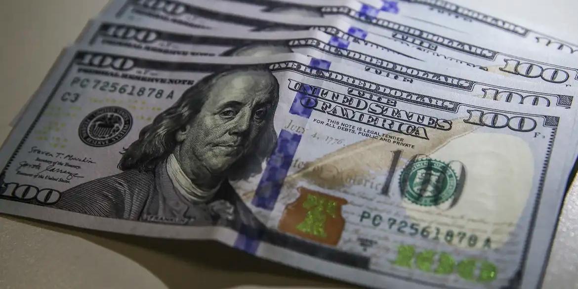 Dólar comercial encerrou o dia vendido a R$ 5,706, com queda de R$ 0,054 (-0,94%) (Valter Campanato/Agência Brasil)