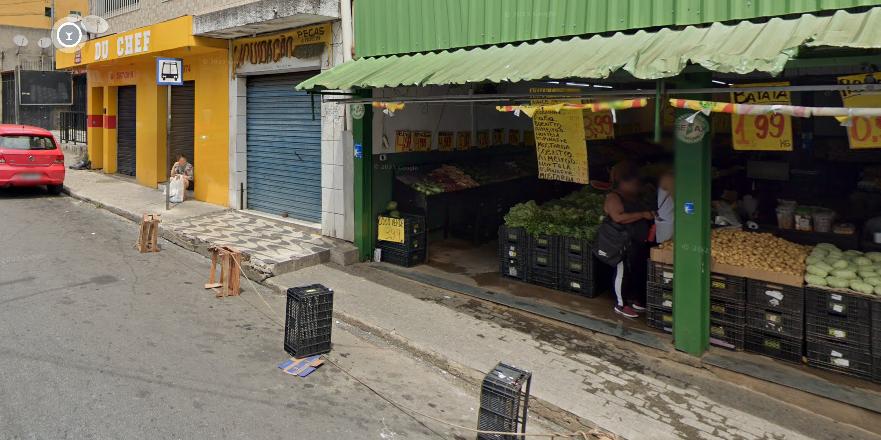 Mulher estava sentada no meio-fio quando foi atropelada (Google Maps / Divulgação)
