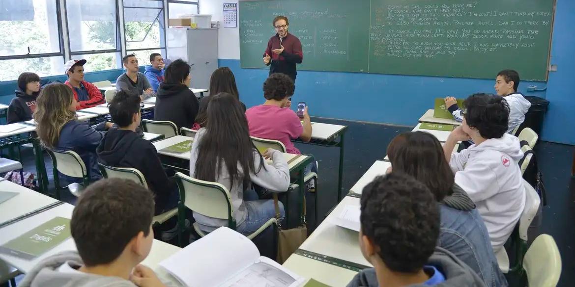 Alunos da rede estadual terão acesso ao ensino de seis idiomas a partir de 2026, incluindo o mandarim, como parte do programa Minas Bilíngue (Wilson Dias/Agência Brasil)