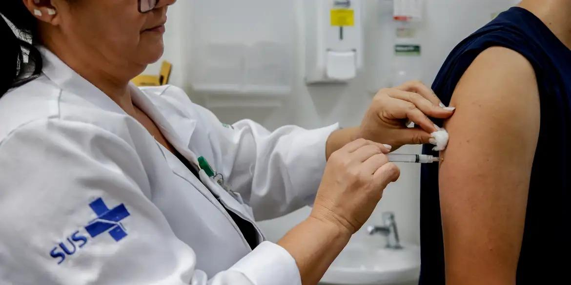 Para receber a dose, é necessário apresentar no local de aplicação, preferencialmente, documento de identificação com foto ou certidão de nascimento, CPF e cartão de vacina. Menores de 16 anos devem comparecer aos pontos de vacinação acompanhados dos pais ou responsáveis legais (Paulo Pinto/Agência Brasil)