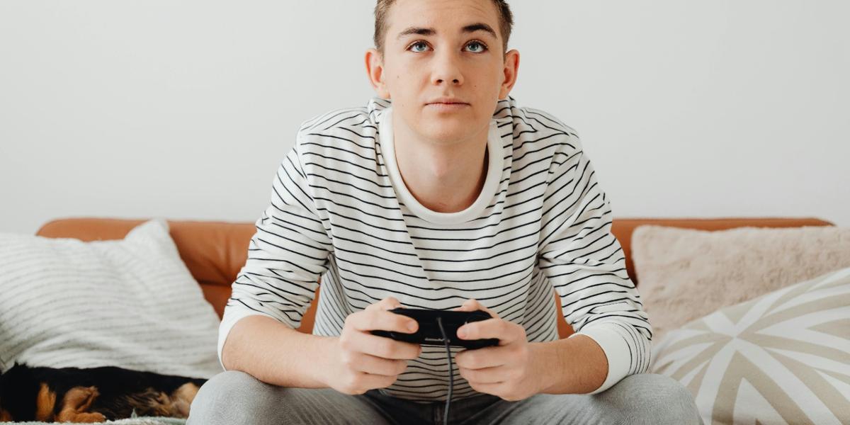 Pesquisa mostrou que os videogames foram particularmente impactantes , com cada hora adicional associada a um aumento de 3% no sofrimento psicológico no jovem (Pexels)