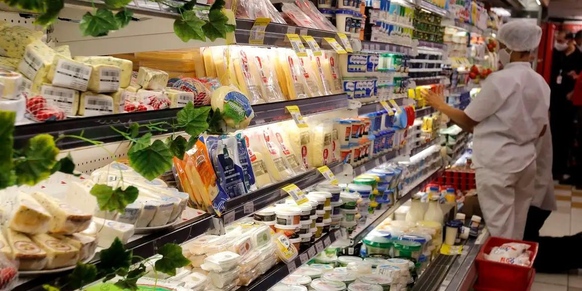 Principal fator que tem pressionado a inflação nos últimos meses, os preços dos alimentos começarão a cair nos próximos 60 dias (Tânia Rêgo / Agência Brasil)