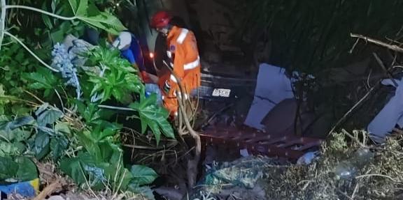 Bombeiros encontraram o motorista dentro do carro consciente, mas confuso e sem lesões aparentes (Divulgação / CBMMG)