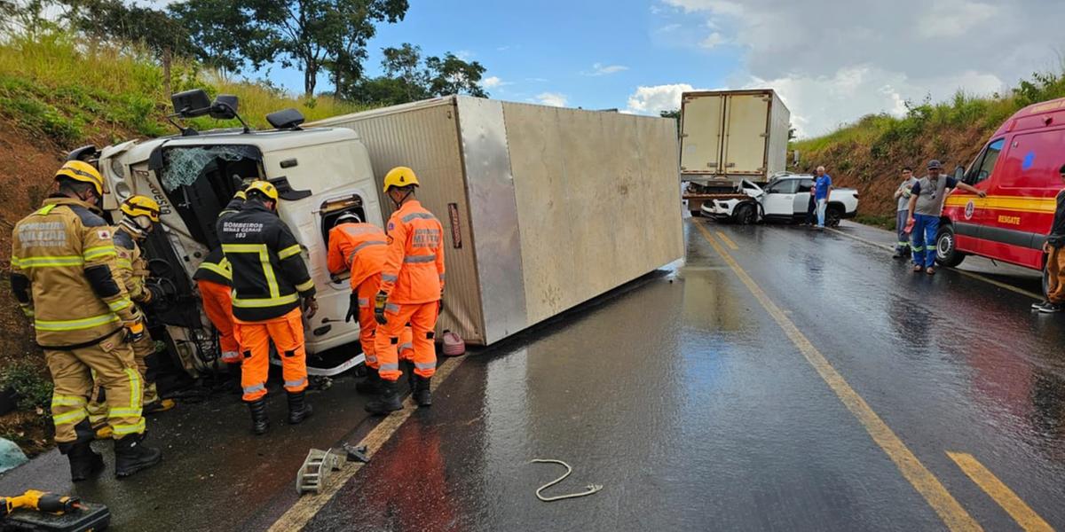 Corpo de Bombeiros utilizou equipamentos de desencarceramento e corte, após cerca de uma hora de trabalho, conseguiu retirar o motorista do caminhão-baú, que estava preso pelas pernas (Divulgação / BR-365)