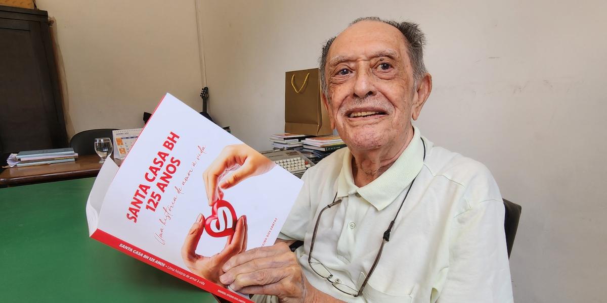 Aos 95 anos, Manoel Hygino escreveu o livro “Santa Casa BH 125 Anos - Uma História de Amor à Vida” (Maurício Vieira/ Hoje em Dia)