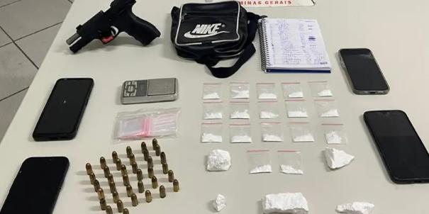 Foram apreendidas 5 pedras e 17 porções de cocaína, uma balança de precisão, um caderno de anotações com registros financeiros e pacotes plásticos para embalar os entorpecentes (Divulgação / PMMG)
