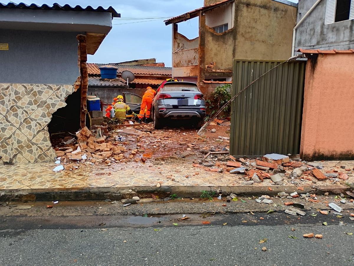 Como medida de segurança, foi necessário demolir um muro que apresentava risco iminente de queda (Divulgação / CBMMG)