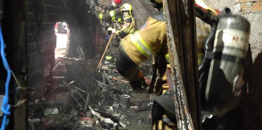 Casa foi toda afetada pelas chamas altas no local (Corpo de Bombeiros / Divulgação)