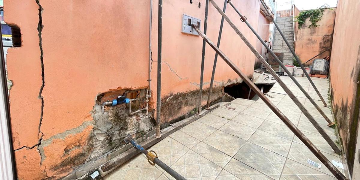 Muro da casa na rua Cesena, no bairro Primeiro de Maio, antes de desabar nesta quarta-feira (16) (Valéria Marques/Hoje em Dia)