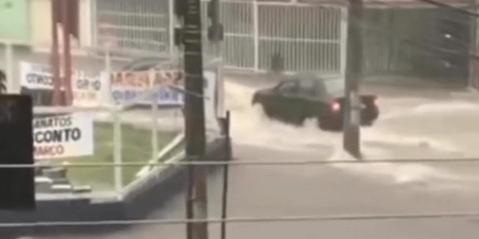 Tempestade transformou em rio algumas ruas na região do Barreiro 