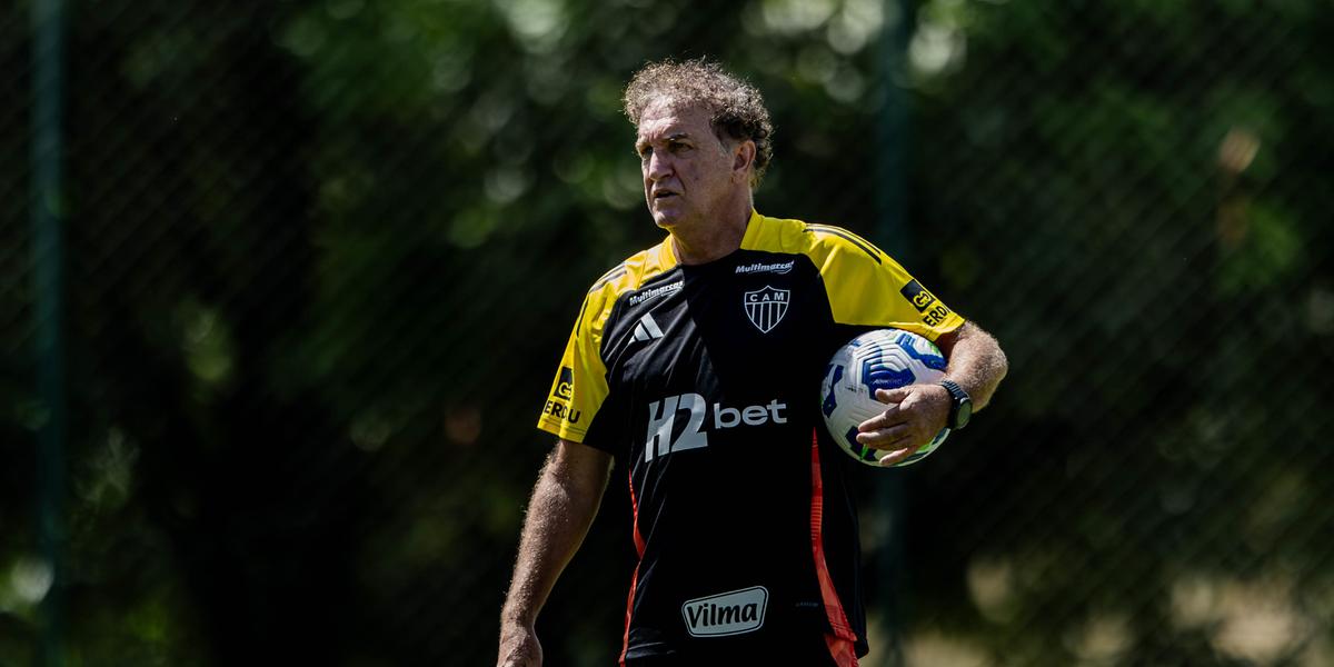 Cuca comanda treino na Cidade do Galo (Foto: Pedro Souza / Atlético)