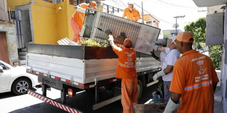 Profissionais da Secretaria Municipal de Saúde irão percorrer ruas onde acontecerá o mutirão, informando os principais materiais que podem ser descartados (Divulgação / PBH)