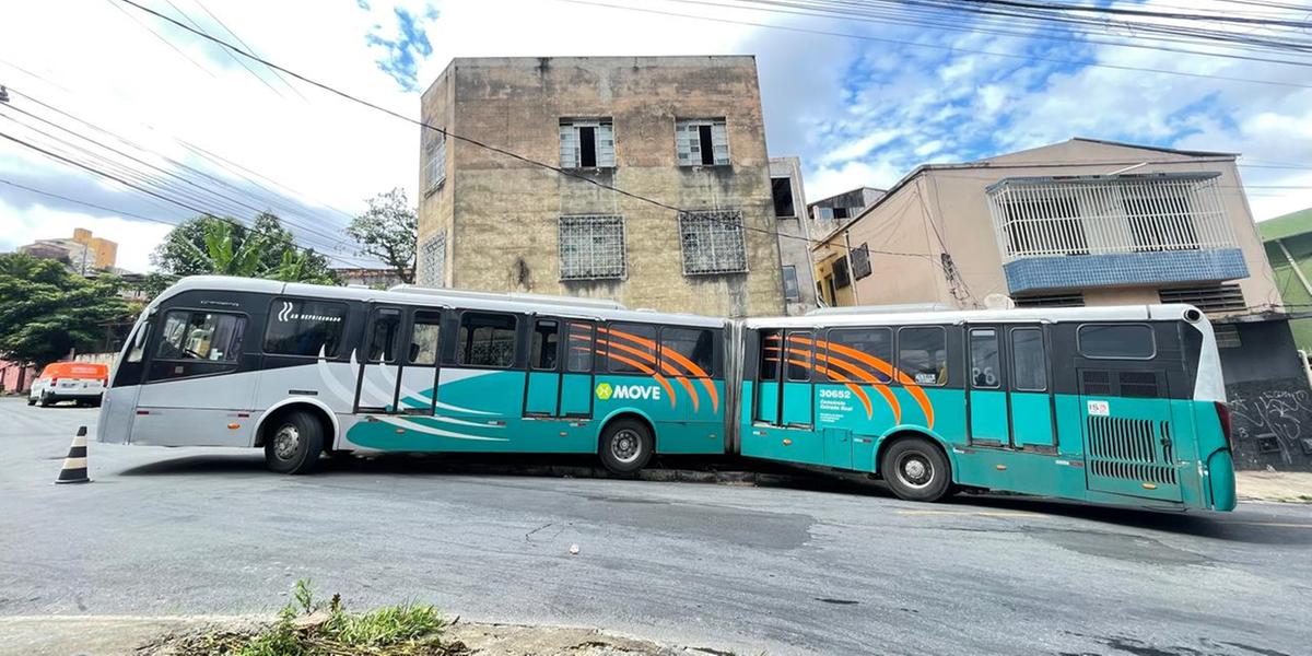 Ônibus acertou a fachada de um prédio e um guincho teve que ser acionado (Valéria Marques)