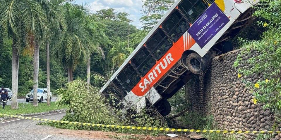 Sete pessoas ficaram feridas após o acidente (Corpo de Bombeiros / Divulgação)