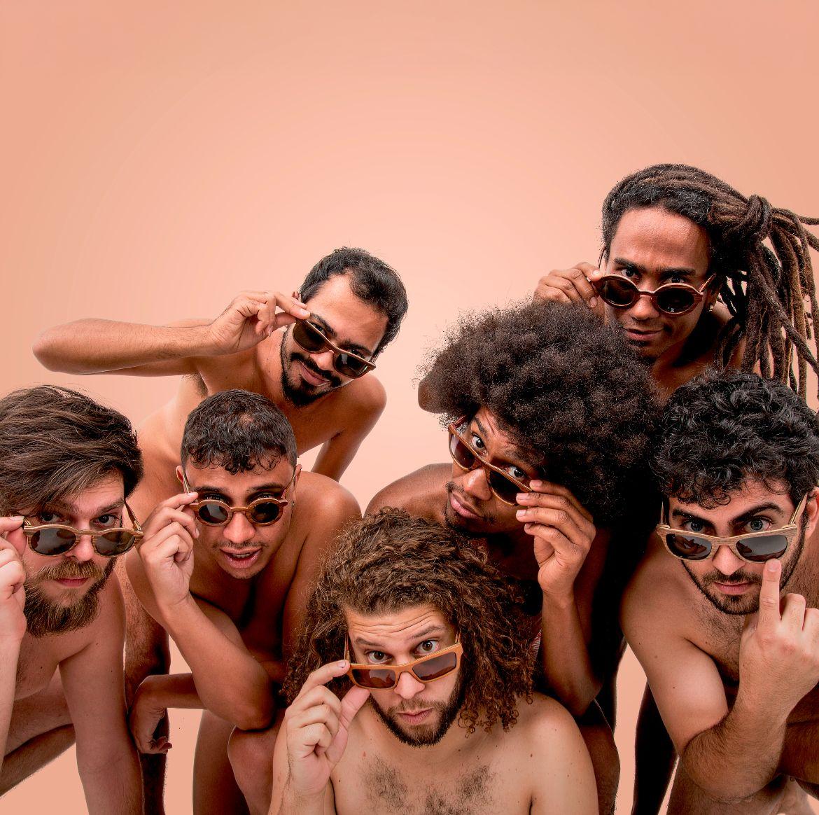 Além de Renegado, single conta com produção de Baka, ex-integrante da banda Rosa Neon, e os músicos Marcelo Dai, na bateria; Cláudio Kiari, nas guitarras e viola caipira; Camila Rocha, no baixo; e Cotô Delamarque, que tece comentários ao longo da música (Divulgação)
