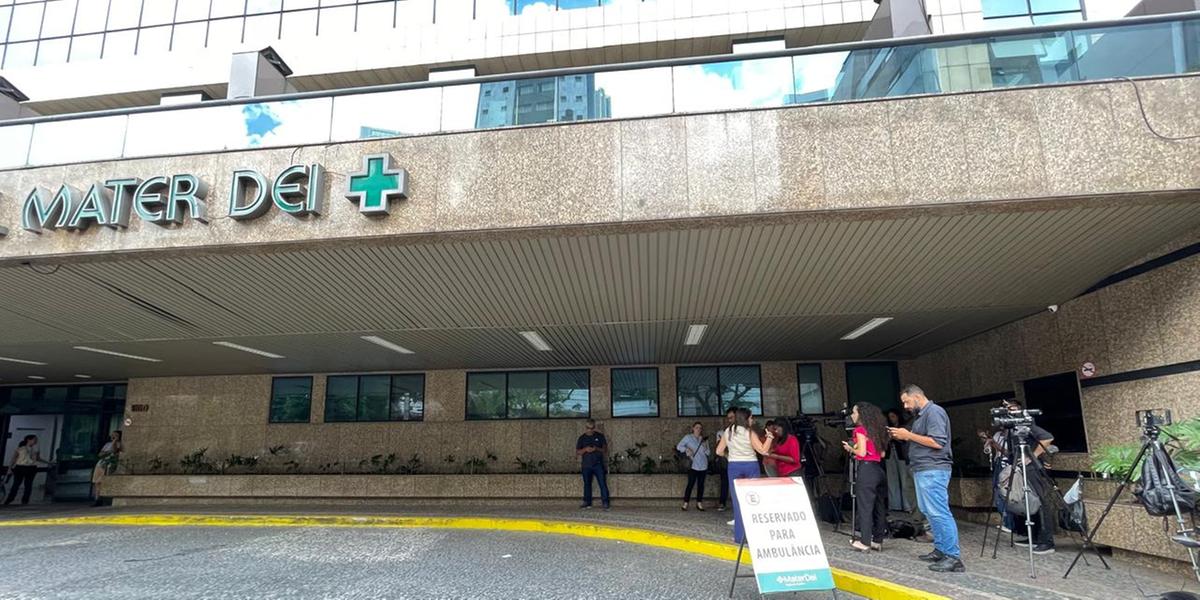 Imprensa aguarda informações sobre o estado de saúde do prefeito na porta do Hospital Mater Dei, no bairro Santo Agostinho (Valéria Marques/Hoje em Dia)