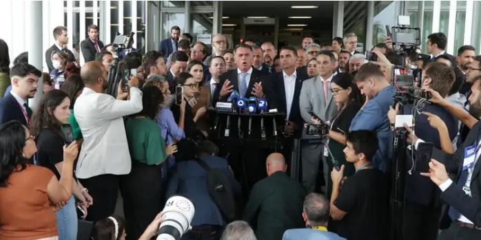 Ex-presidente Jair Bolsonaro durante declaração a imprensa após virar réu no STF (Lula Marques/Agência Brasil)