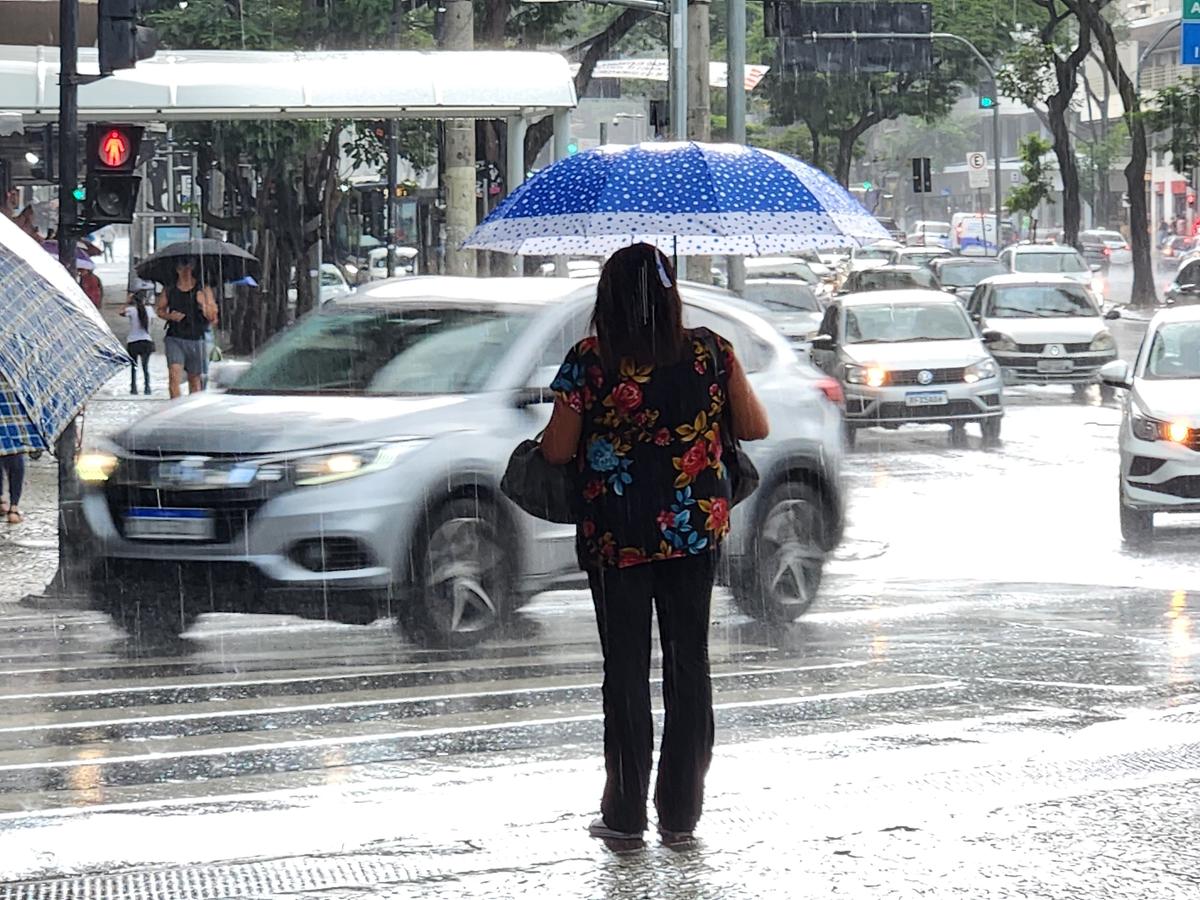 Chuva forte complicou a vida de motoristas e pedestres em vários pontos de BH (Maurício Vieira / Hoje em Dia)