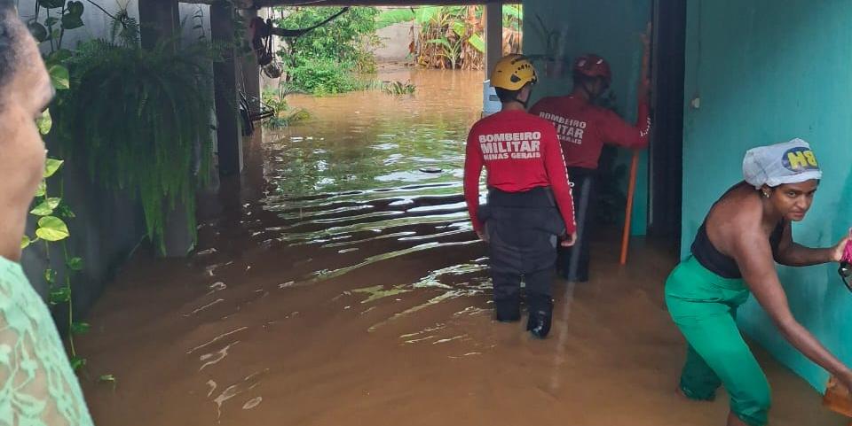 Corpo de Bombeiros foi acionado para salvar pessoas que ficaram ilhadas em casa após forte chuva em Sete Lagoas (Divulgação / CBMMG)