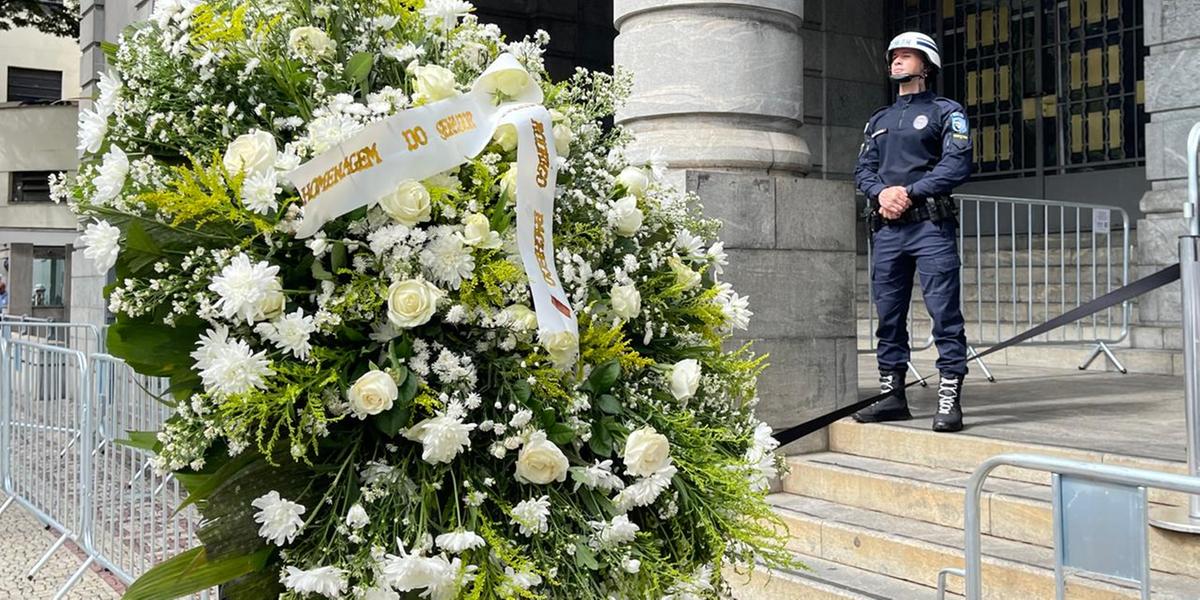 Coroas de flores em homenagem a Fuad chegam para o velório, na PBH (Valéria Marques/Hoje em Dia)
