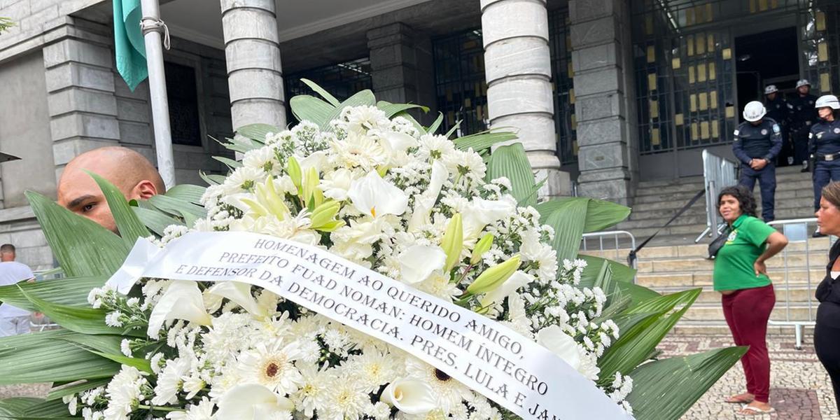 Coroa de flores enviada por Lula e Janja (Valéria Marques/Hoje em Dia)