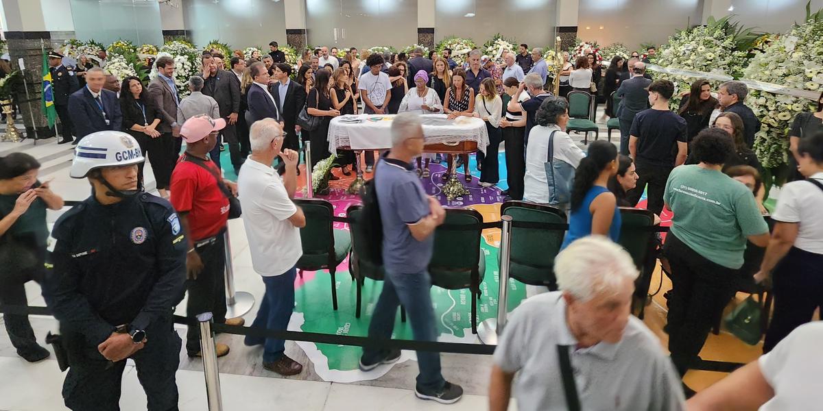 Muitos idosos entraram na fila para se despedir de Fuad Noman (Maurício Vieira/Hoje em Dia)