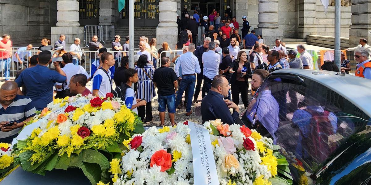 Coroas de flores chegando ao velório do prefeito de BH, Fuad Noman (Maurício Vieira / Hoje em Dia)