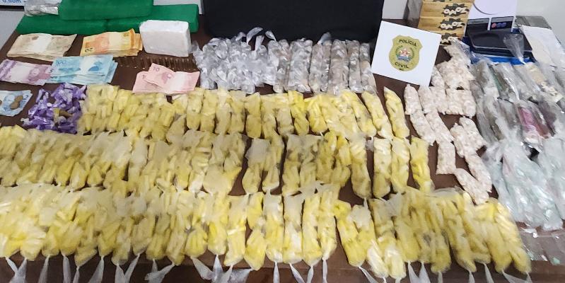 Homem foi preso com 1.040 pinos de cocaína, 280 buchas de maconha, 310 unidades de ecstasy, 1.260 pedras de crack e 41 tabletes de maconha (Divulgação / PCMG)