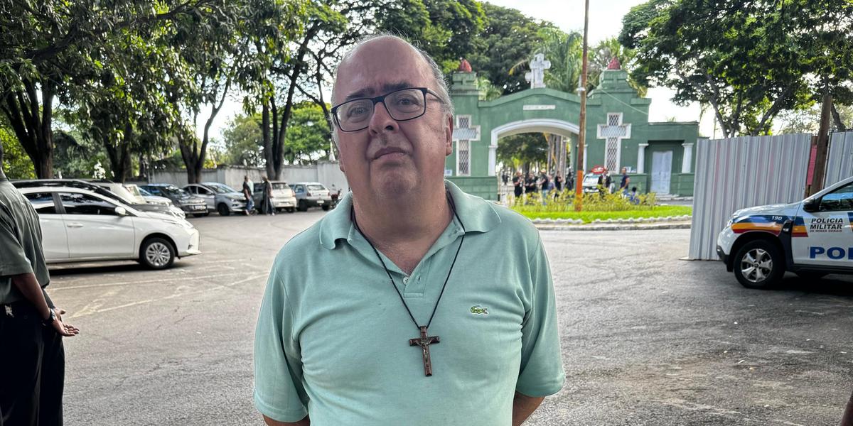 Aposentado José Marcelo Diniz, de Contagem, foi se despedir de Fuad Noman (Pedro Melo / Hoje em Dia)