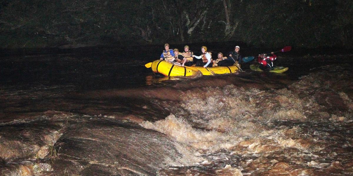 Percurso do rafting varia de 4 km a 7 km entre corredeiras de diferentes tamanhos e níveis ao longo do trajeto (Ludson Ribeiro)