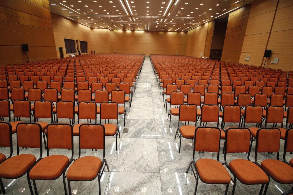 Centro de convenções do Actuall Hotel tem capacidade para até 2.500 pessoas (Divulgação / Summit Hotels)