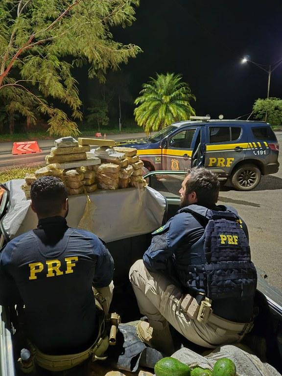 Droga foi apreendida dentro de um fundo falso em um carro (PRF / Divulgação)