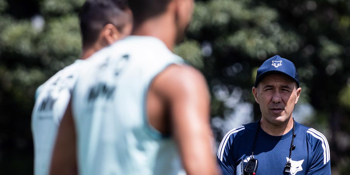 Leonardo Jardim observa o treino na Toca II (Foto: Gustavo Aleixo/Cruzeiro)