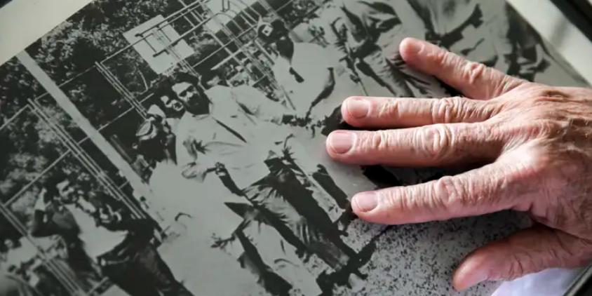 Fotografia do momento de uma prisão durante invasão de militares à UnB em 1968 (Marcelo Camargo/Agência Brasil)