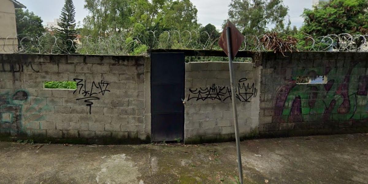 Terreno de 360 metros quadrados em BH, com projeto aprovado para construção de apartamentos, tem lance mínimo de R$ 228 mil (Google Street View/Reprodução)
