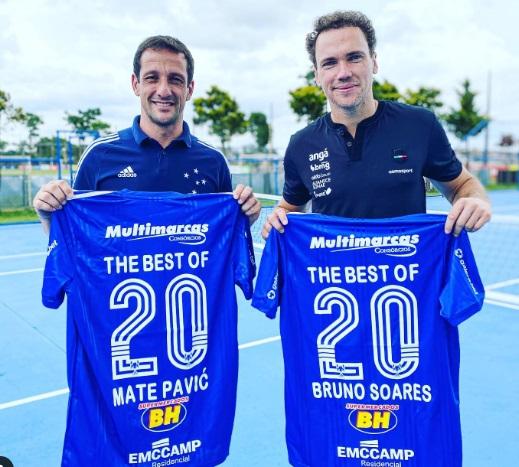 Bruno Soares recebendo uma homenagem do seu time do coração, o Cruzeiro (Reprodução: instagram)