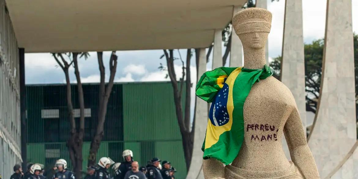 Mulher que pichou estátua do STF deixa prisão (Joédson Alves/Agência Brasil)