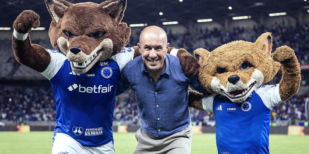 Leonardo Jardim comemora primeira vitória no comando do Cruzeiro (Foto: Gustavo Aleixo/Cruzeiro)
