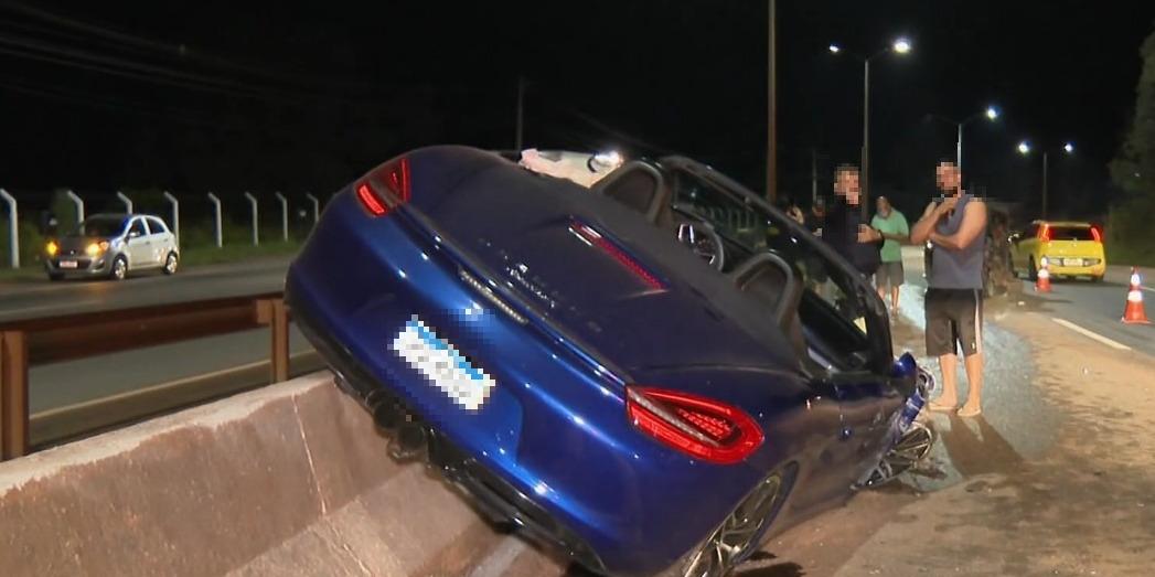 Motorista do carro de luxo foi socorrido em estado grave (Reprodução/ TV Globo)