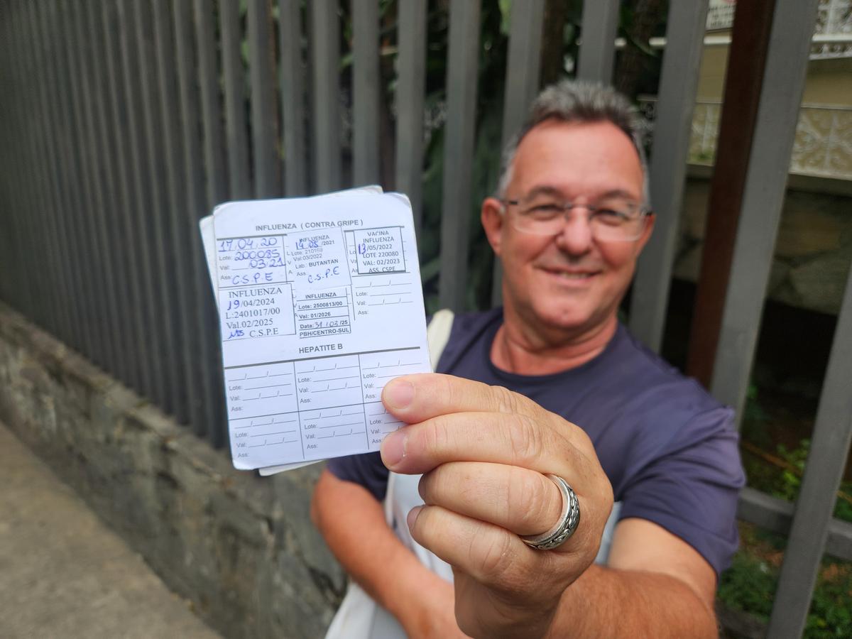 Célio Cirilo, de 64 anos, recebeu a vacina contra a gripe nesta segunda-feira (31) (Maurício Vieira/ Hoje em Dia)