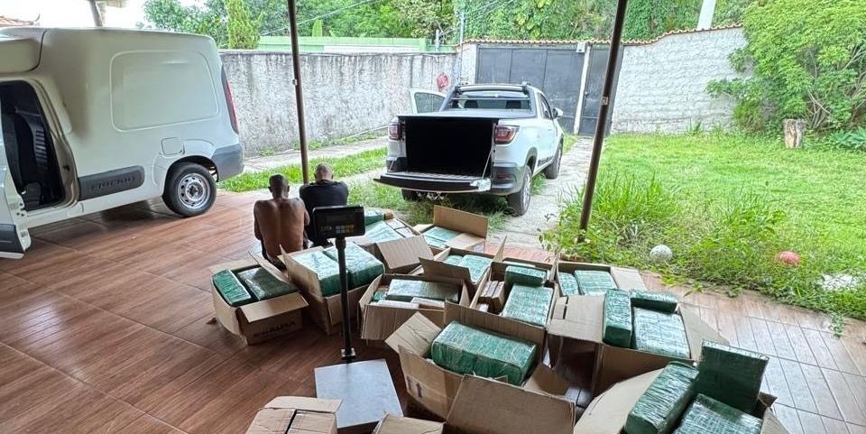 Dois homens foram presos na chácara enquanto carregavam dois carros com a droga (Divulgação / PCMG)