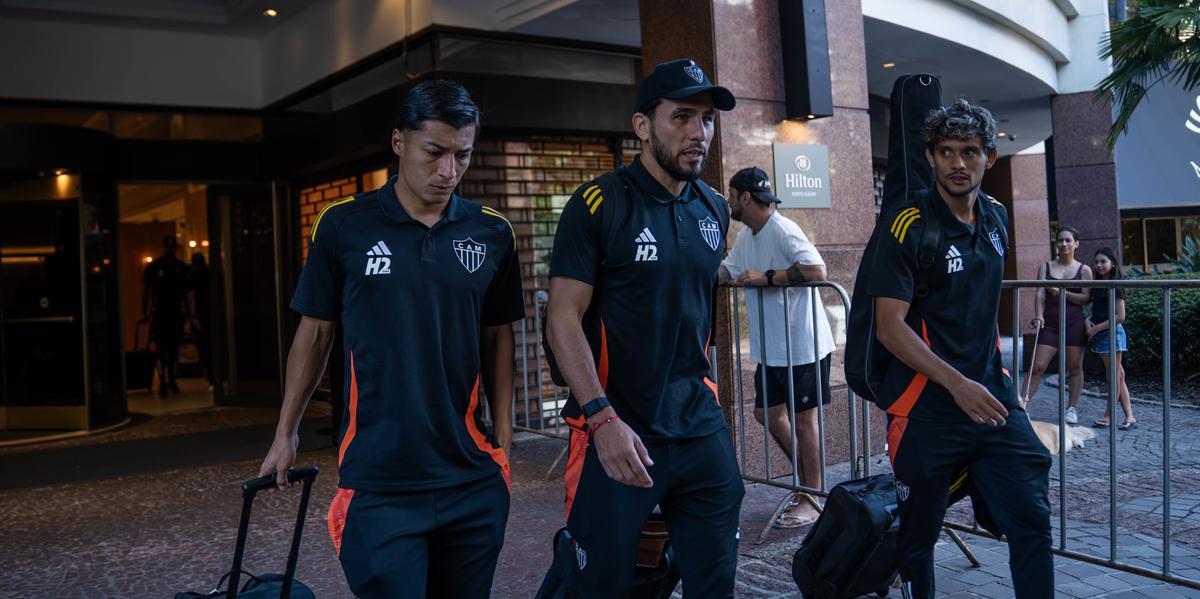 Franco, Alonso e Scarpa chegando em Cusco, no Peru (Foto: Pedro Souza / Atlético)