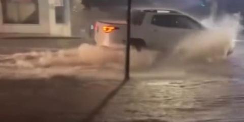 Na região do Barreiro, ruas ficaram alagadas e a Defesa Civil de Belo Horizonte emitiu alerta sobre vias bloqueadas no início da noite desta segunda-feira (Reprodução / redes sociais)