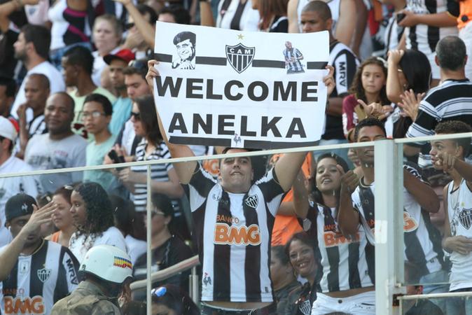 Torcida leva cartaz para desejar boas-vindas ao francês Anelka (Flávio Tavares / Arquivo / Hoje em Dia)