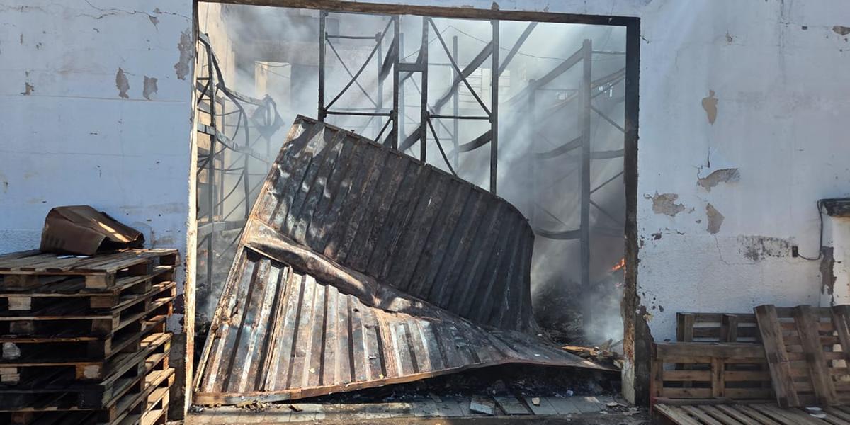 Incêndio de grandes proporções atingiu três galpões localizados na região do Barreiro, em BH (Divulgação/ CBMMG)