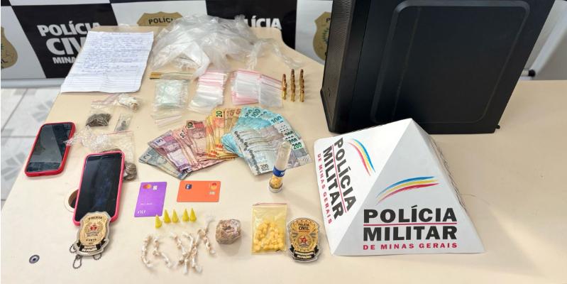 Durante a operação, policiais apreenderam mais de R$ 6,3 mil, drogas, materiais para embalar, uma CPU e dois celulares de alto valor (Divulgação/ PCMG)