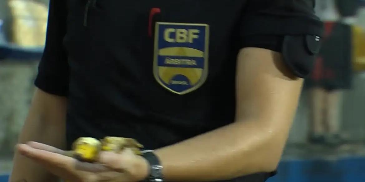 Bananas que foram jogadas dentro do campo (Frame TV Brasil)