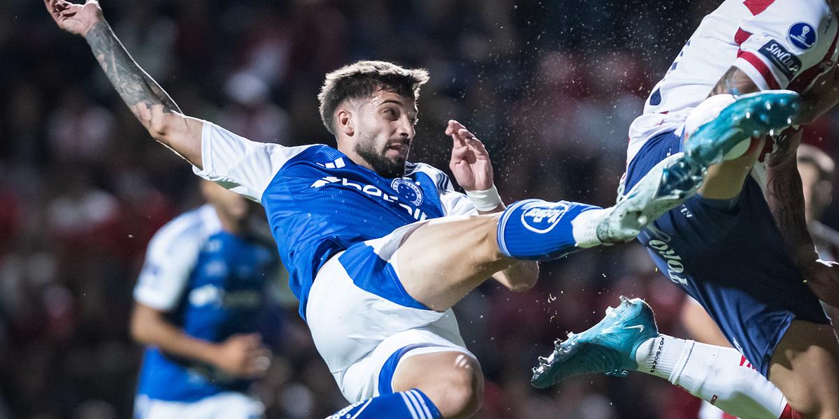 Lautaro foi mais uma figura apagada em campo na Argentina (Foto: Gustavo Aleixo/Cruzeiro)