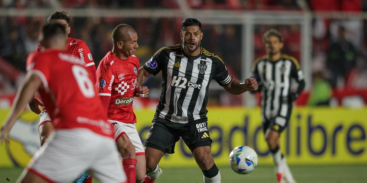 Hulk mandou uma bola na trave, mas o Galo não saiu do empate com o Cienciano (Foto: Pedro Souza / Atlético)