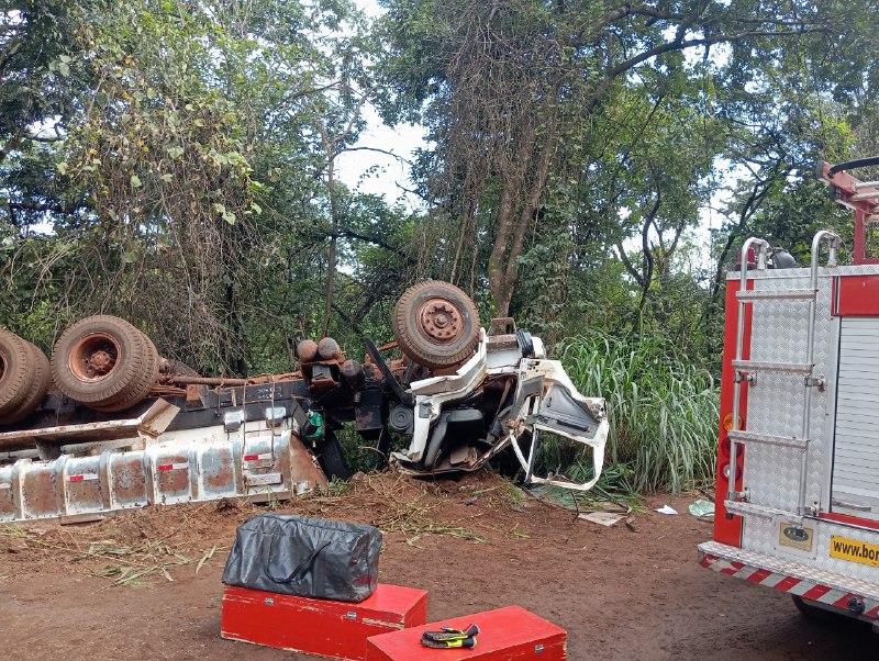 Caminhão capotado na BR-365, na zona rural de Montes Claros (Divulgação / CBMMG)